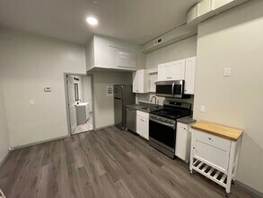 1013 St Paul St, Unit 1F in Baltimore, MD - Building Photo - Building Photo