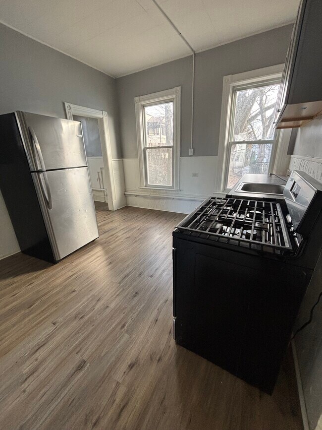 175 Columbia St, Unit 2F in Cohoes, NY - Building Photo - Building Photo