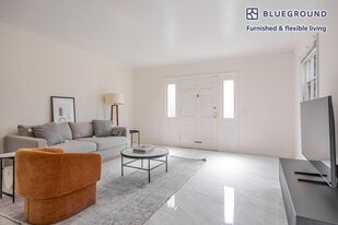 136 S Roxbury Dr in Beverly Hills, CA - Building Photo