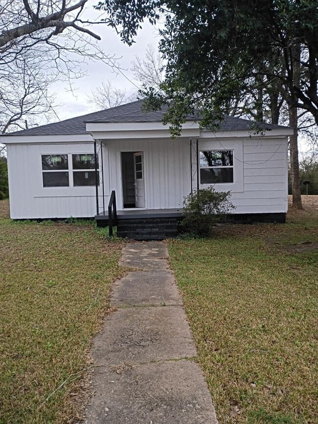 1042 E Peachtree St in Louisville, GA - Building Photo - Building Photo