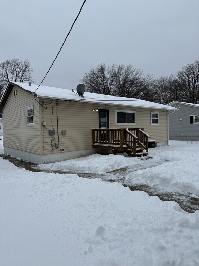 825 Mark Twain Dr in Florissant, MO - Foto de edificio - Building Photo