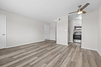 Peninsula Pointe Apartments in Hampton, VA - Building Photo - Interior Photo