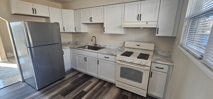 1055 Kenmore Ave in Aurora, IL - Building Photo - Building Photo