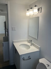 2124 Ghent Ave in Burlington, ON - Building Photo - Building Photo