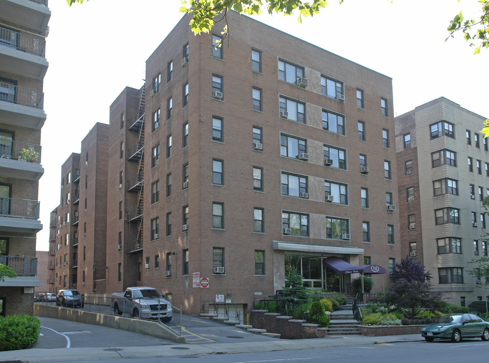 Tibbets Park in White Plains, NY - Building Photo