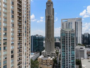 3376 Peachtree St NE in Atlanta, GA - Foto de edificio - Building Photo