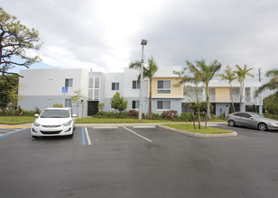 North West Gardens V in Fort Lauderdale, FL - Foto de edificio - Building Photo