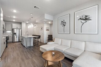 5820 1/2 Cameron Rd in Austin, TX - Foto de edificio - Building Photo