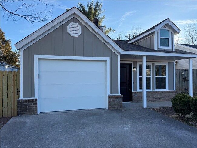 226 NW J St in Bentonville, AR - Building Photo - Building Photo