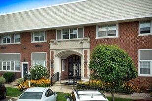 425 Newbridge Rd in East Meadow, NY - Building Photo