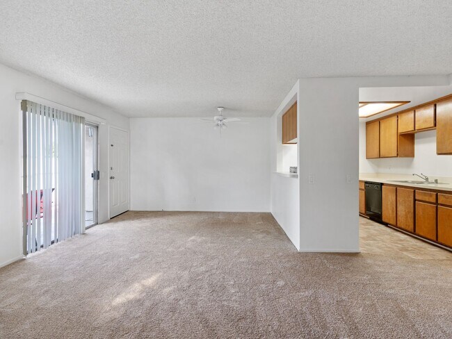 1075 Loma Ave-Unit -201 in Long Beach, CA - Building Photo - Building Photo