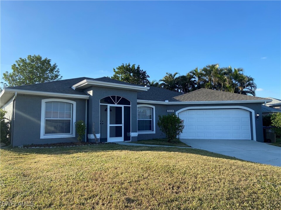 3414 SW 11th Ave in Cape Coral, FL - Foto de edificio