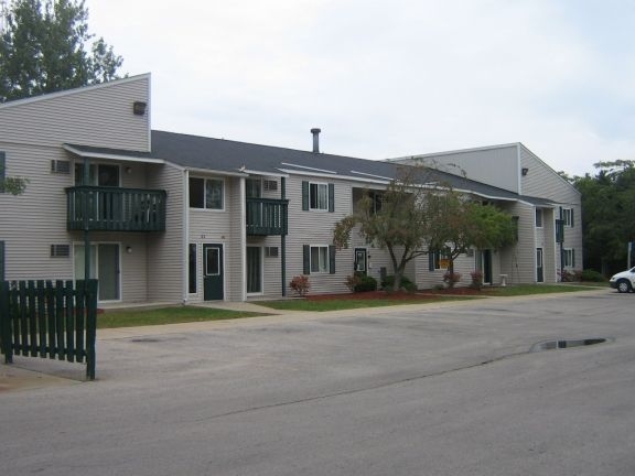 Cherry Hill Apartments in Manistee, MI - Building Photo