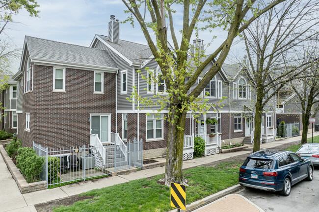 Hawthorne Court in Chicago, IL - Building Photo - Building Photo