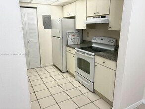 566 NW 114th Ave in Miami, FL - Building Photo - Building Photo