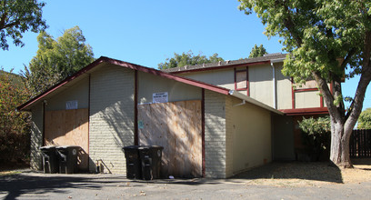 10301 Mills Station Rd in Rancho Cordova, CA - Foto de edificio - Building Photo