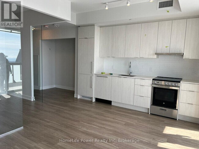 430 Square One Dr in Mississauga, ON - Building Photo - Building Photo