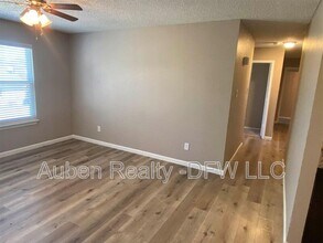 319 SE 3rd St in Grand Prairie, TX - Foto de edificio - Building Photo
