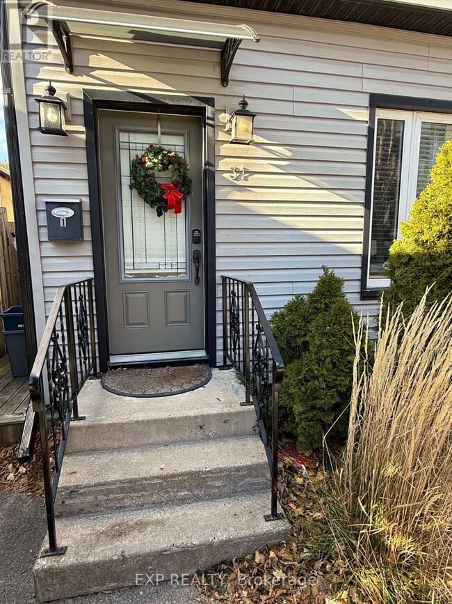 31 Raymond St in St Catharines, ON - Building Photo - Building Photo