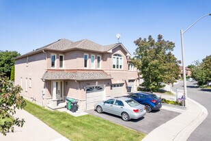5420 Fallingbrook Dr in Mississauga, ON - Building Photo