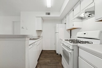 Glen Oaks Apartments in Tallahassee, FL - Building Photo - Building Photo