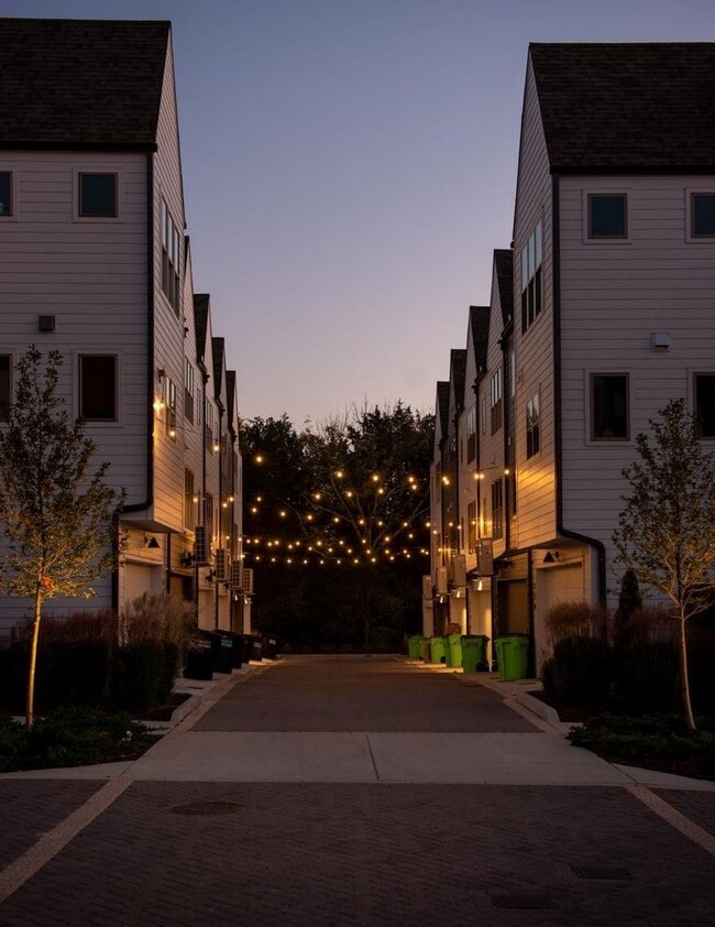 323 E Village Ln in Nashville, TN - Building Photo - Building Photo