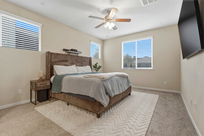 1161 Greenbrier Dr in Hanford, CA - Building Photo - Building Photo