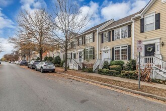 7717 Porter House Dr in Nashville, TN - Foto de edificio - Building Photo