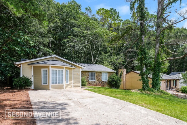 2196 Scarbrough Dr in Stone Mountain, GA - Foto de edificio - Building Photo