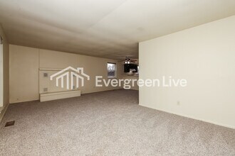 8811 Foxgate Ct in Dayton, OH - Building Photo - Building Photo