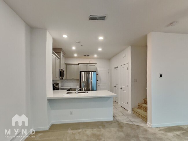 5301 E Commerce Way in Sacramento, CA - Building Photo - Building Photo