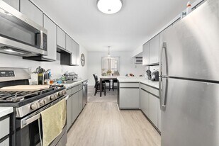 5 Riverview Ct in Secaucus, NJ - Building Photo