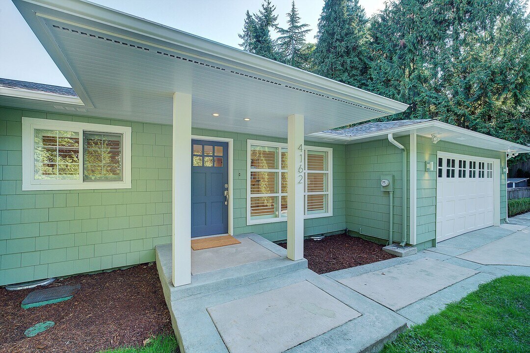 4162 W Mercer Way in Mercer Island, WA - Building Photo