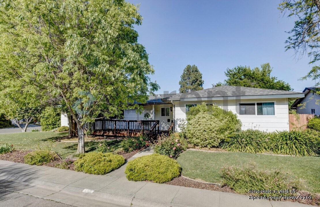 950 Pecan Pl in Davis, CA - Building Photo