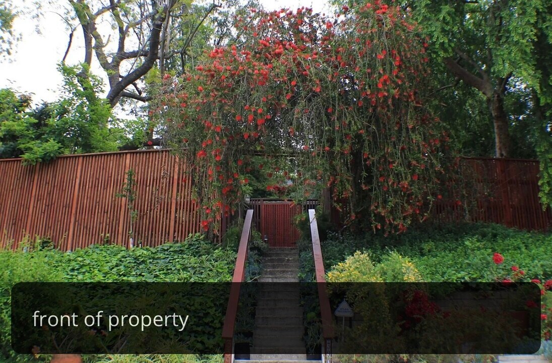 3392 Barham Blvd in Los Angeles, CA - Foto de edificio