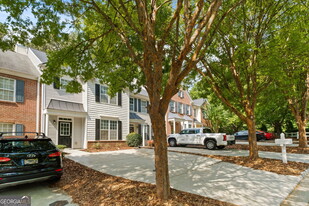 135 Galecrest Dr in Alpharetta, GA - Foto de edificio - Building Photo