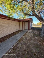 1703 Taylor St in Lampasas, TX - Building Photo