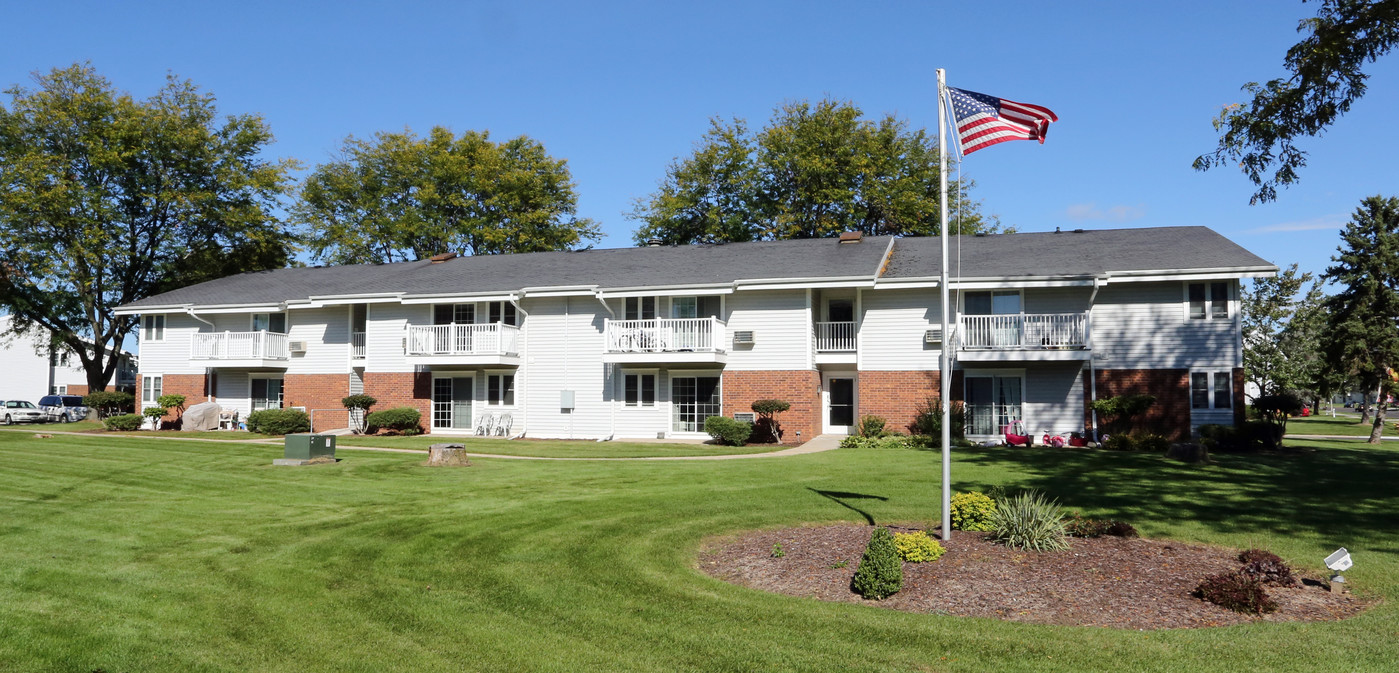 Village Green East Apartments in Janesville, WI - Building Photo