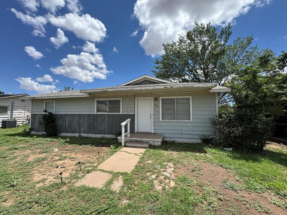806 N 10th St in Alpine, TX - Building Photo