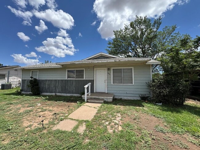 property at 806 N 10th St