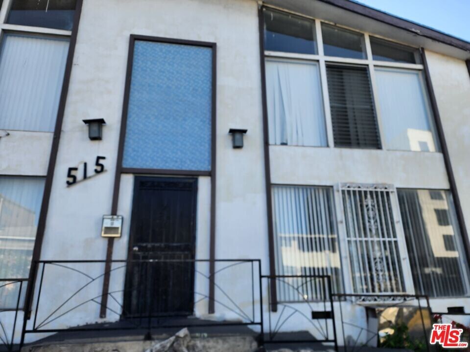 515 S Manhattan Pl in Los Angeles, CA - Building Photo