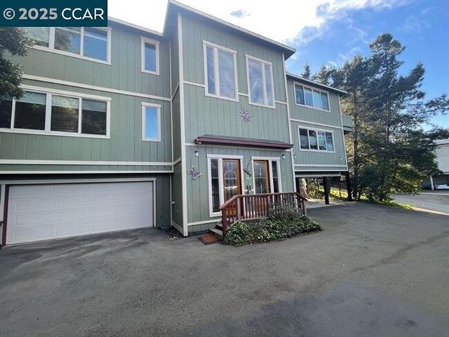 221 Clarence St in Richmond, CA - Building Photo - Building Photo
