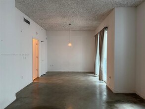 234 NE 3rd St, Unit 604 in Miami, FL - Building Photo - Building Photo