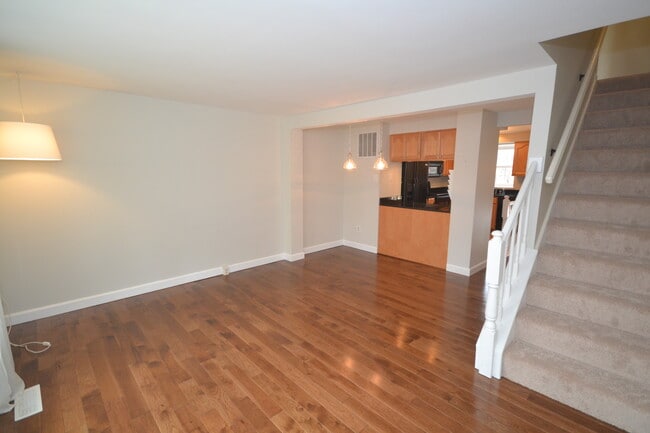 1537 Woodcrest Dr in Reston, VA - Foto de edificio - Building Photo