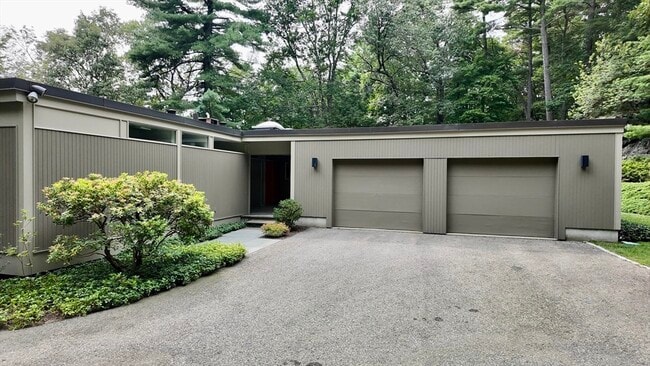14 Overlook Dr in Weston, MA - Building Photo - Building Photo