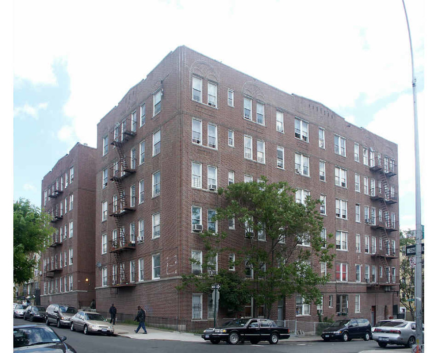 2454 Webb Ave in Bronx, NY - Building Photo