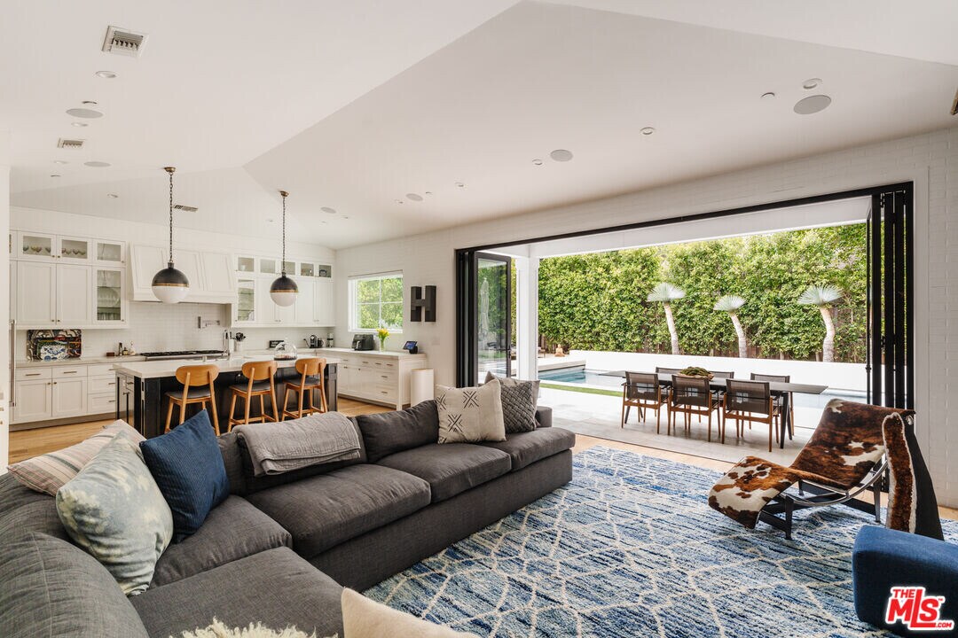 16130 Otsego St in Los Angeles, CA - Building Photo
