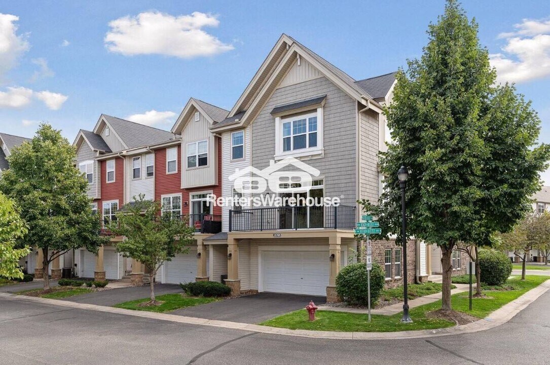 11769 Emery Village Dr N in Champlin, MN - Building Photo
