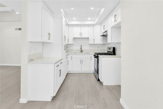 7750 Laurel Canyon Blvd, Unit 9 in Los Angeles, CA - Foto de edificio - Building Photo