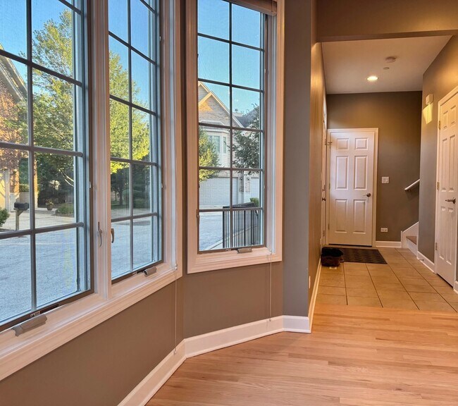 1522 Stonegate Manor in Mount Prospect, IL - Building Photo - Building Photo